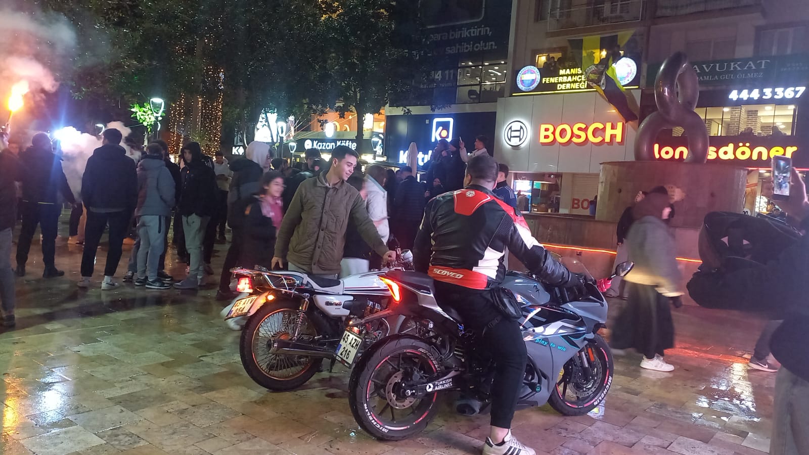 Manisa'da Fenerbahçe şampiyonluğu büyük sevinçle kutlandı-.1.