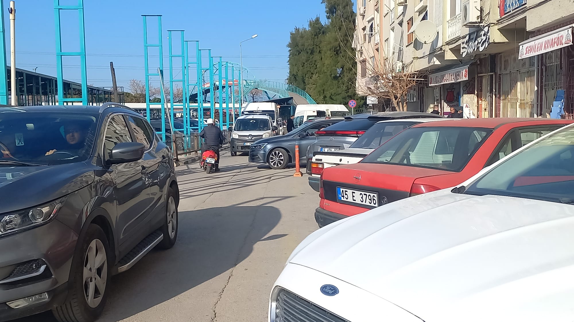 ​Yanı Başında Bin Araçlık Konfor, Sokakta Kaos (1)