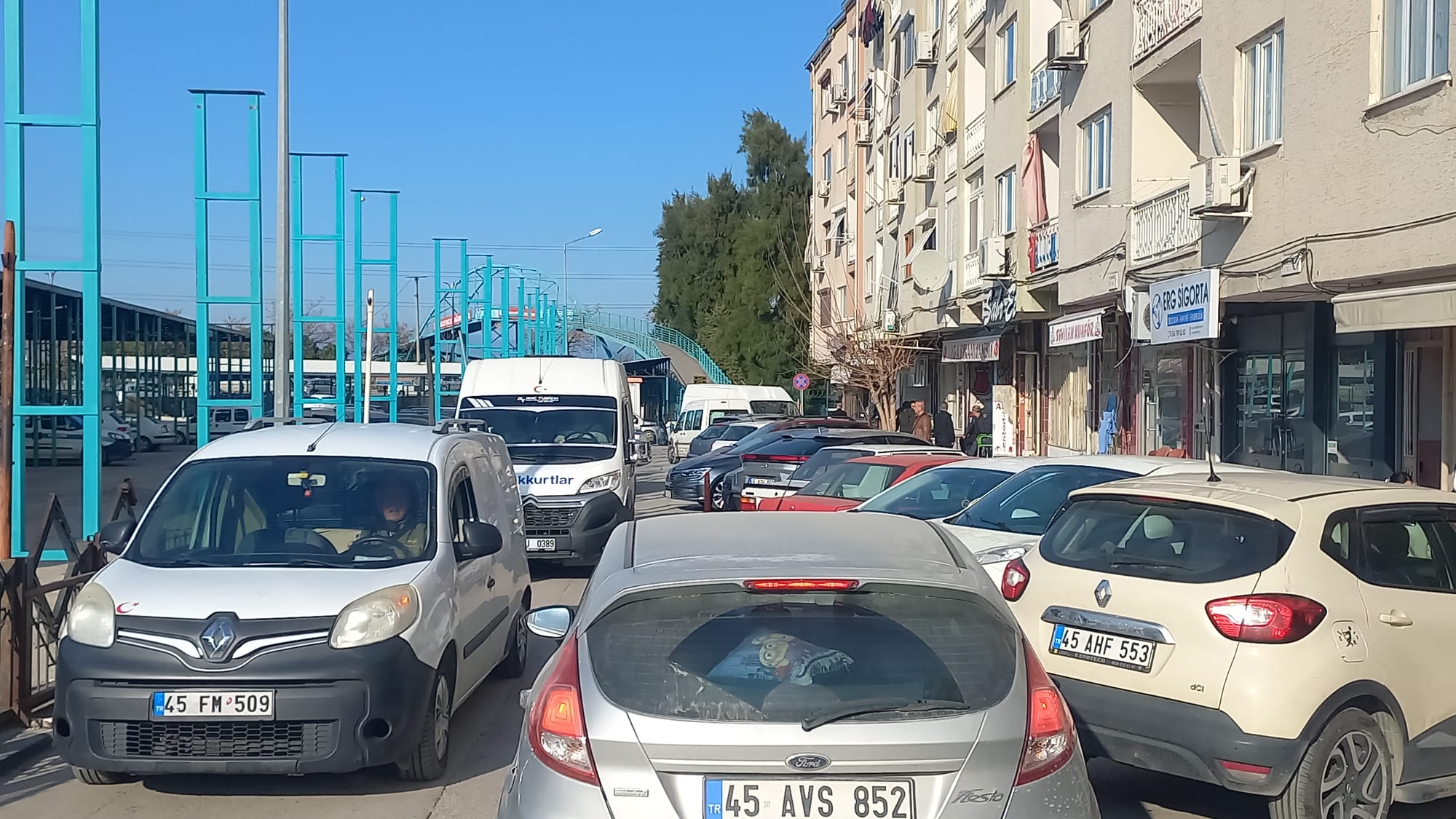 ​Yanı Başında Bin Araçlık Konfor, Sokakta Kaos (4)