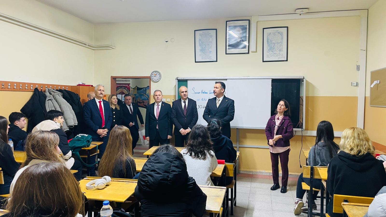 Manisa'da ikinci dönem 'Bayrak' töreniyle başladı!