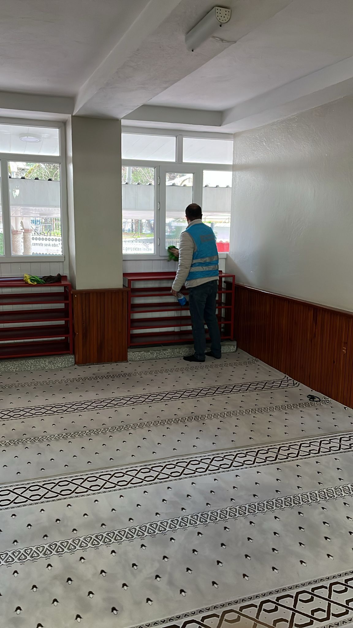 Manisa'da denetimli serbestlik yükümlüleri camiler için seferber oldu-.1.12