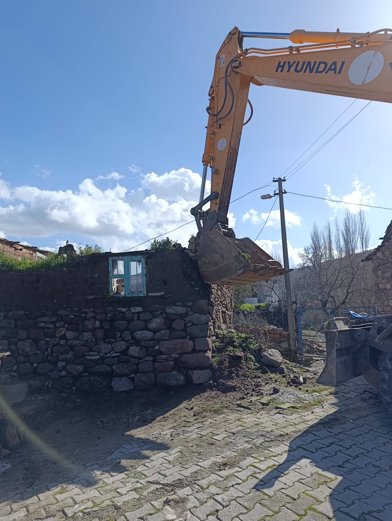 İlçede şiddetli fırtınanın yaraları sarılıyor-.2.1.1