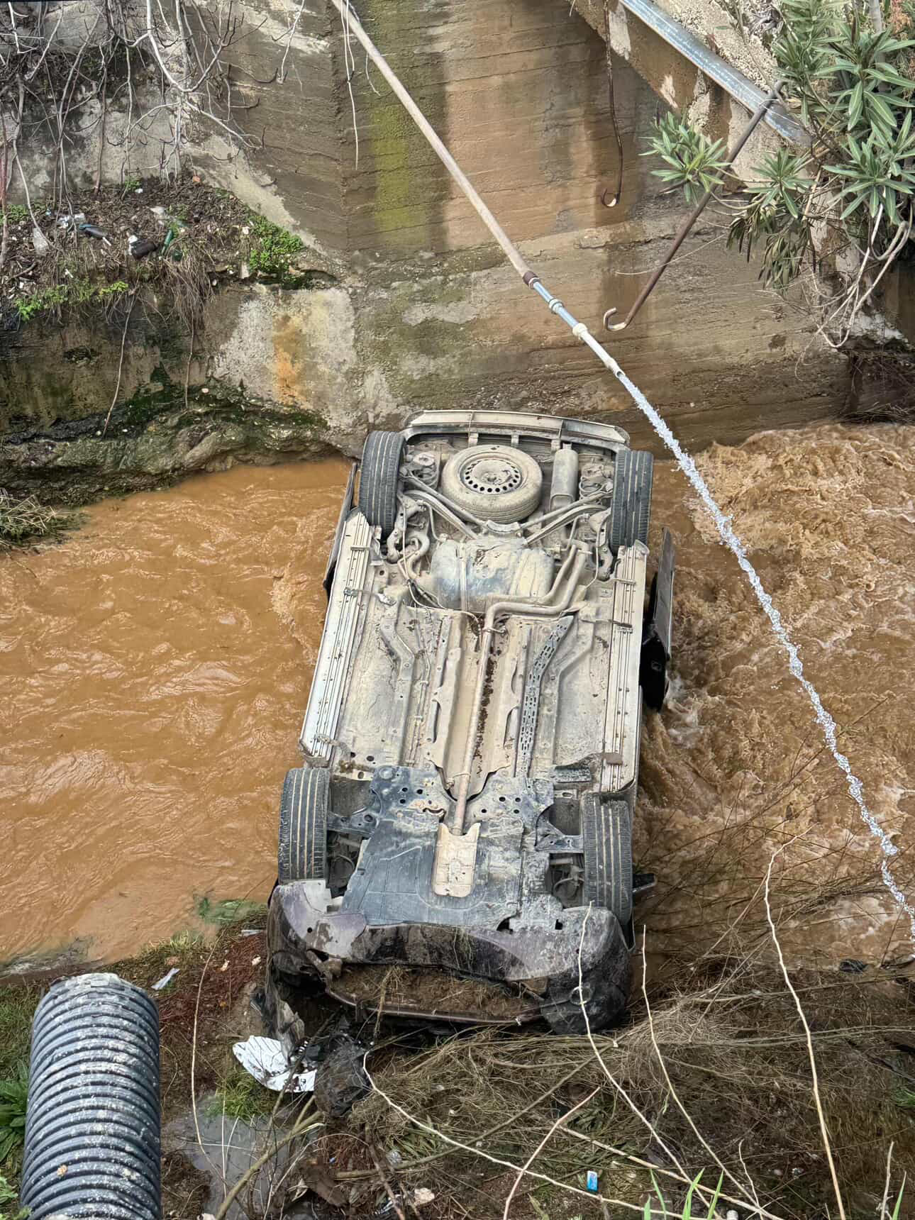 Alaşehir'de kontrolden çıkan hafif ticari araç dereye uçtu: 2 yaralı