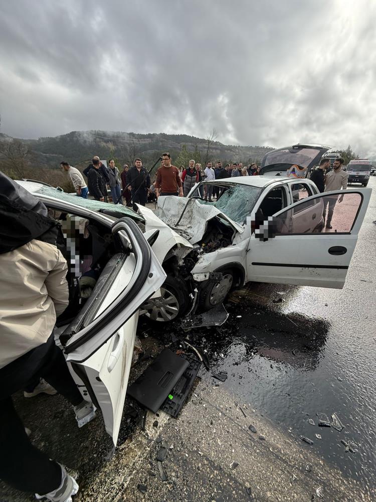 Antalya'da iki otomobil çarpıştı: 7 ölü, 5 yaralı