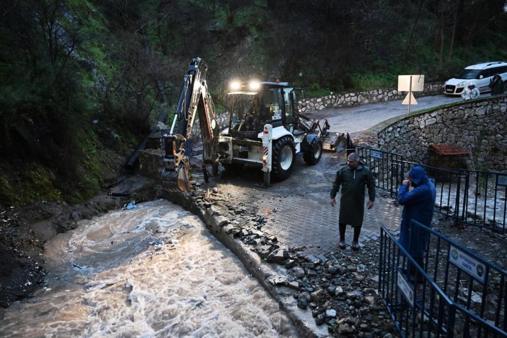 Manisa'da sağanak mesaisi: Ekipler seferber oldu!