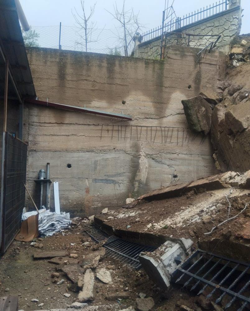 Sağanak yağmur okulun istinat duvarını yıktı-1