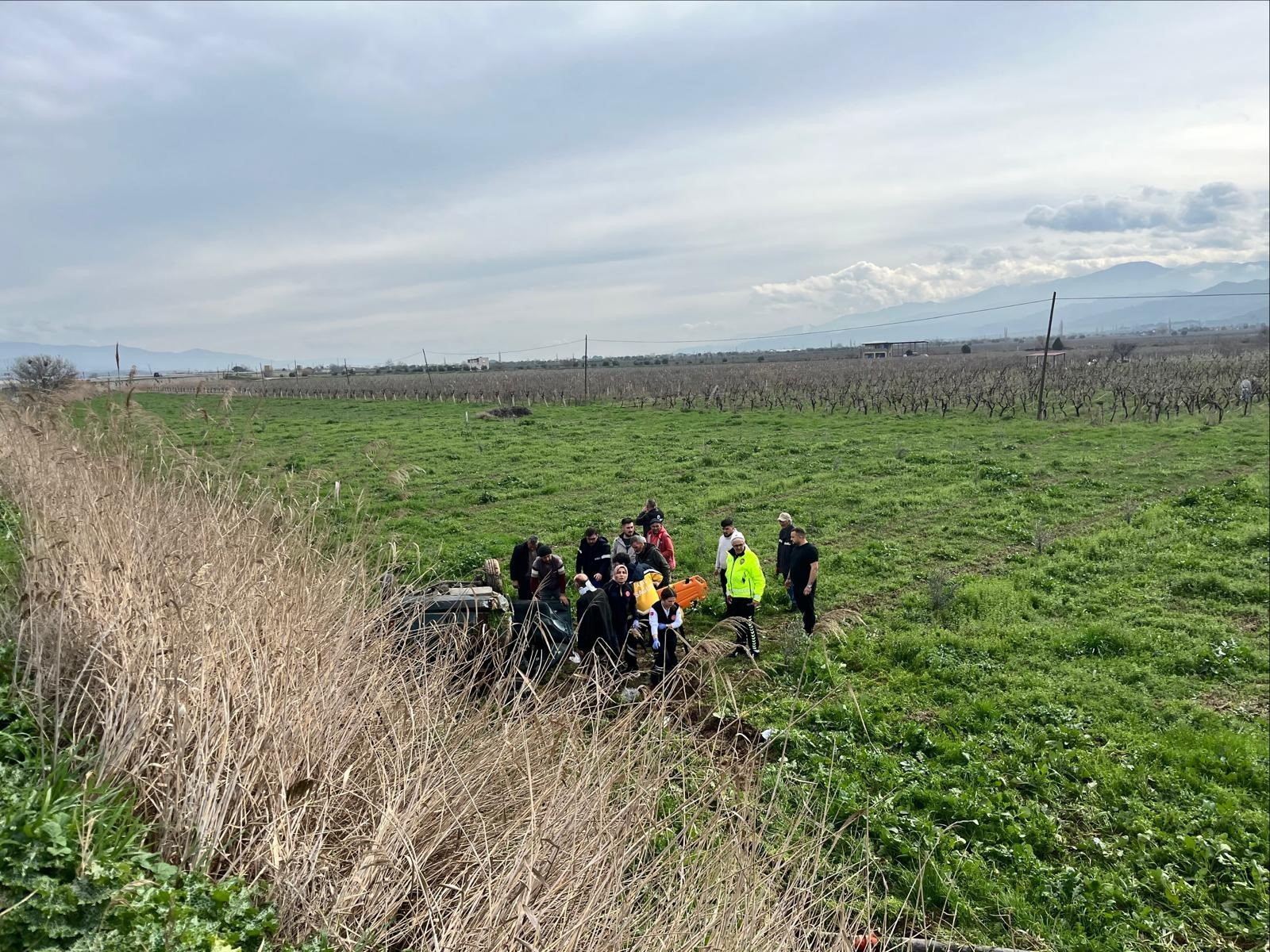 Salihli-Alaşehir yolunda otomobil tarlaya uçtu!-.1.1