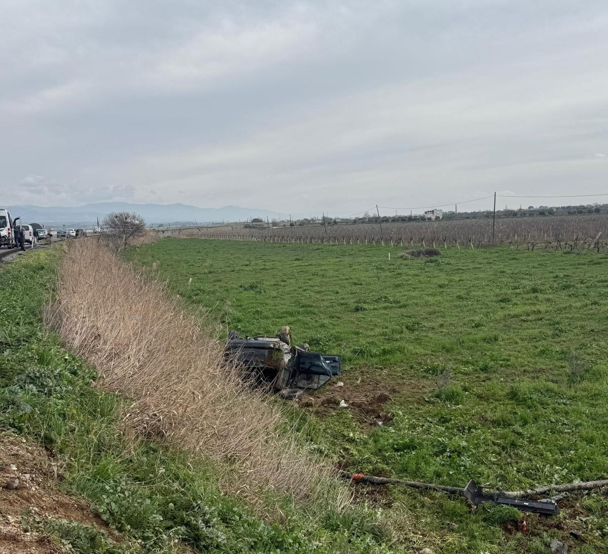 Salihli-Alaşehir yolunda otomobil tarlaya uçtu!-.2.1.1