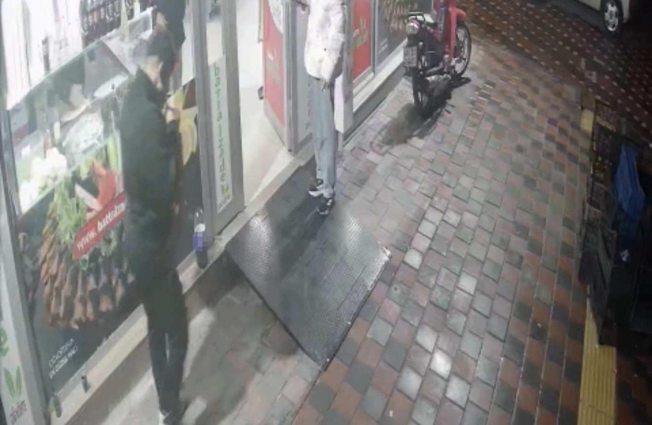 Manisa'da iş yerinin önündeki sigara paketi çalındı-.2.1.