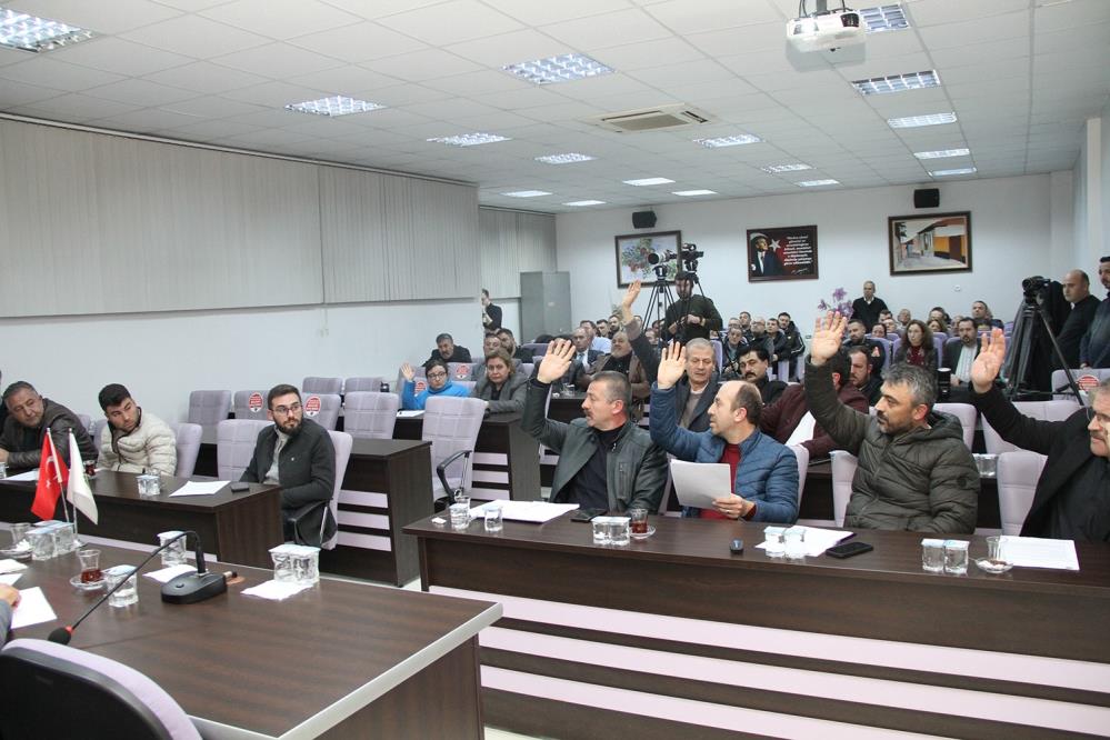 BELEDiYE BAŞKANI VE MECLiS ÜYELERi ARASINDA