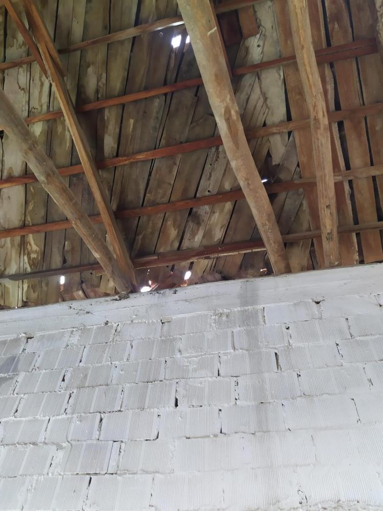 Manisa'da şiddetli fırtına çatıları uçurdu!