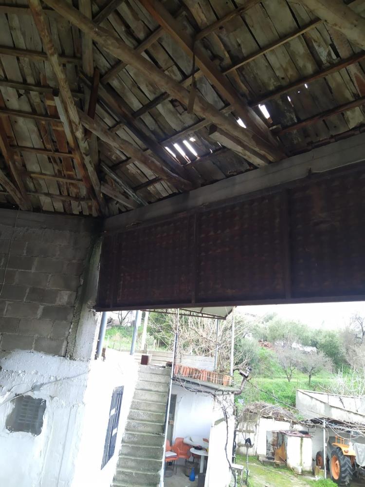 Manisa'da şiddetli fırtına çatıları uçurdu!-1