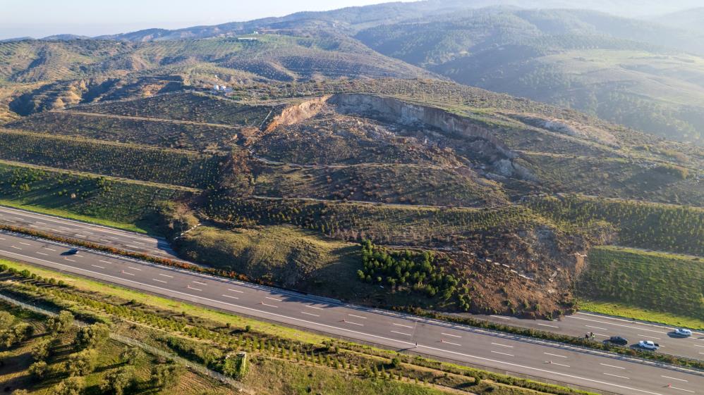 Manisa'da korkutan heyelan!