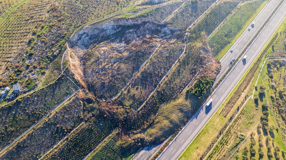 Manisa'da korkutan heyelan!