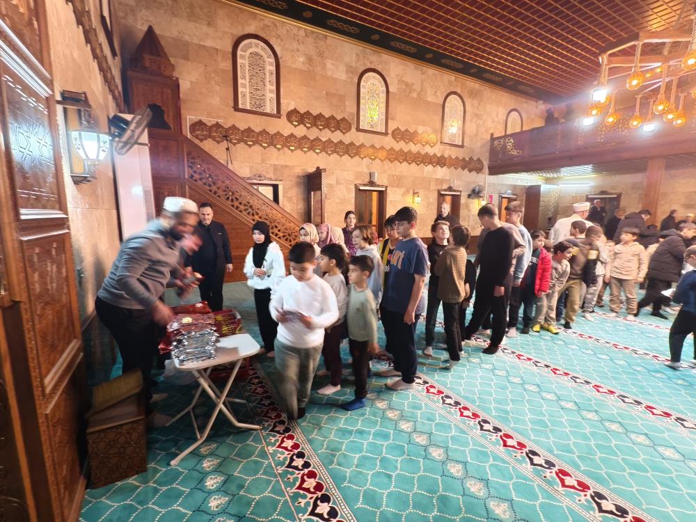 Manisa’da teravih sonrası çocuklara anlamlı sürpriz