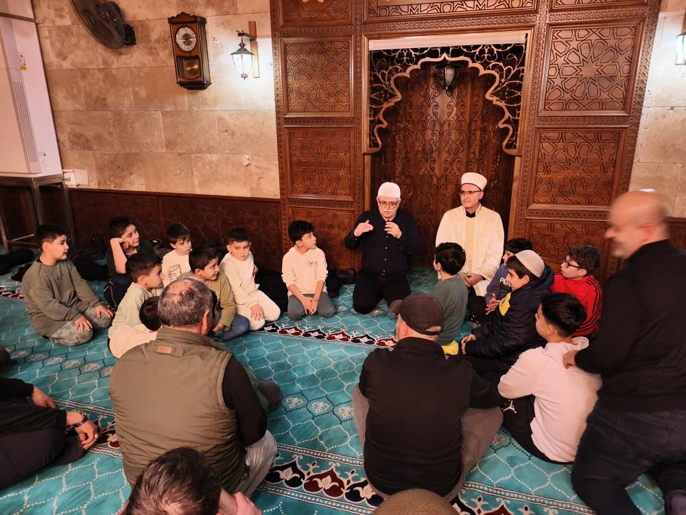 Manisa’da teravih sonrası çocuklara anlamlı sürpriz