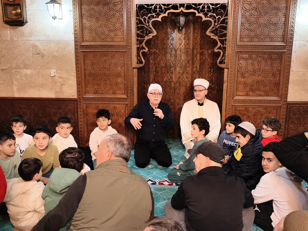 Manisa’da teravih sonrası çocuklara anlamlı sürpriz-2