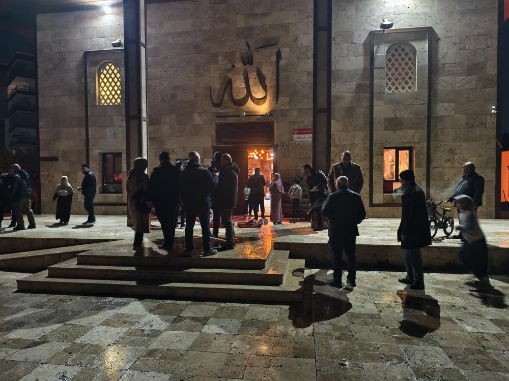 Manisa’da teravih sonrası çocuklara anlamlı sürpriz