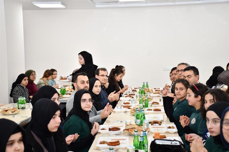 Kaymakam Güldoğan, öğrencilerle aynı sofrada iftar açtı-.4.1.