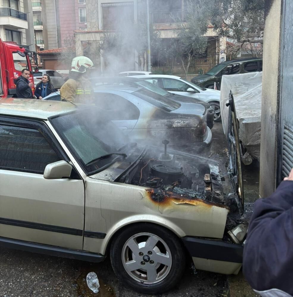 Salihli'de park halindeki iki otomobil yandı!-1