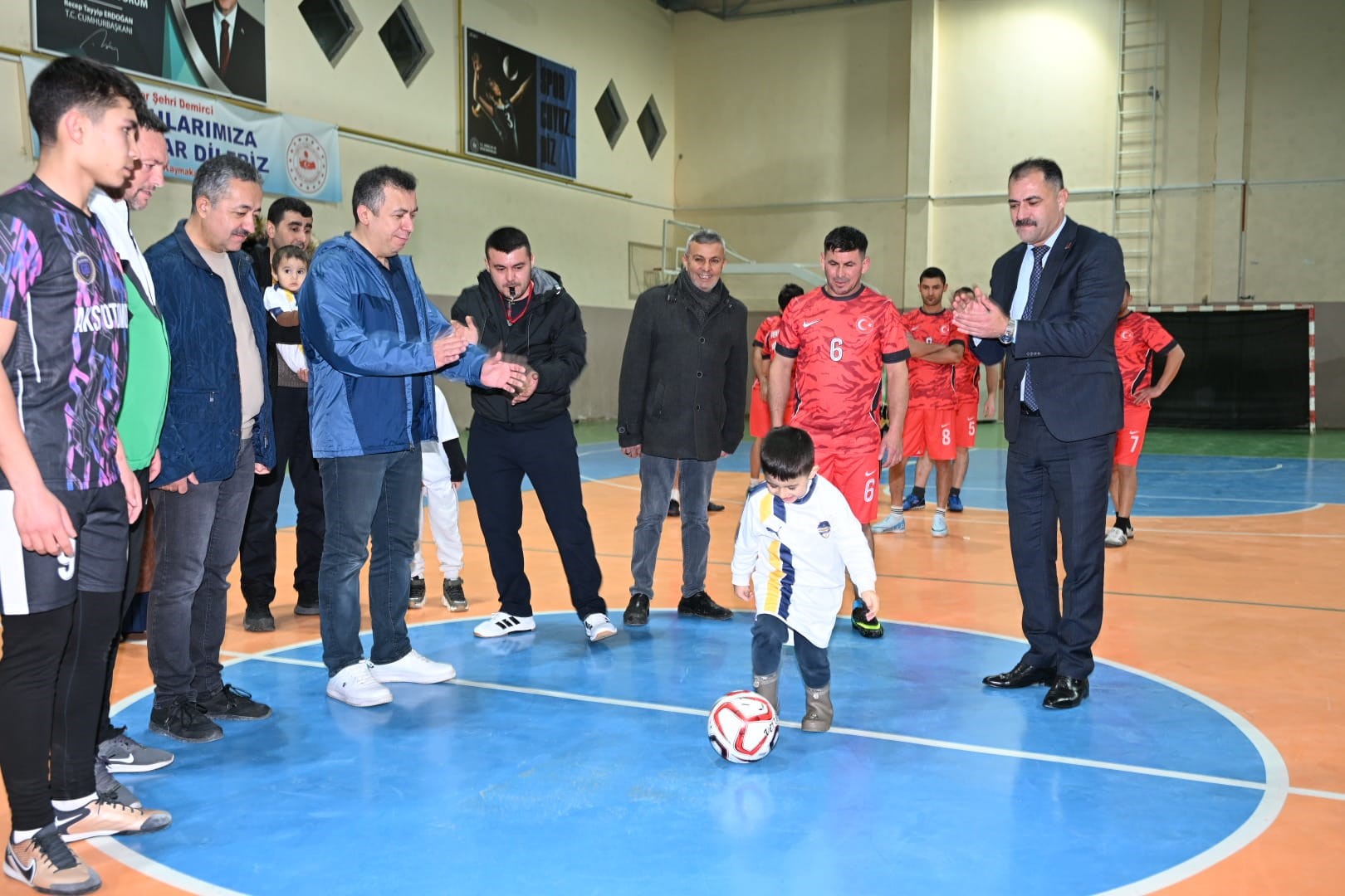 Duchenne Musküler Distrofi (Dmd) Hastalığıyla Mücadele Eden 4 Yaşındaki Rahmi Kerem Keskin Adına Düzenlenen Futsal Turnuvası Yoğun Bir Katılımla Başladı. (4)