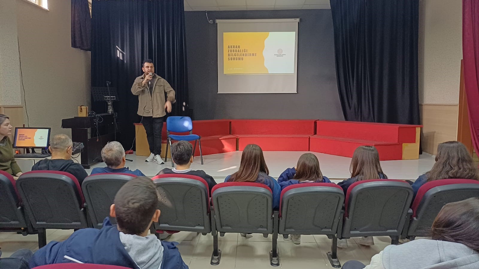 Manisa'da 'Akran Zorbalığı Semineri