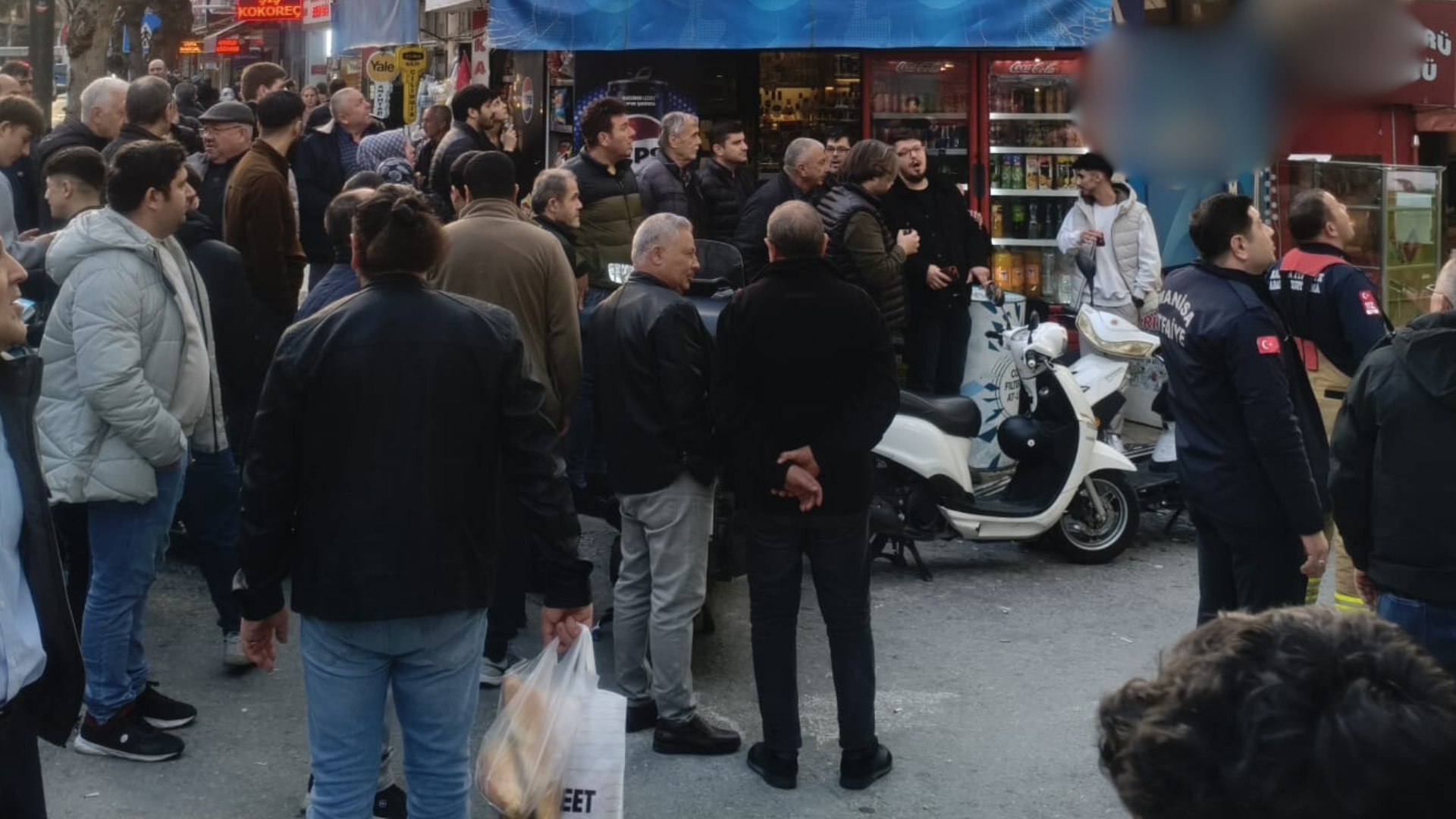 Manisa'da Balkondan Atlamak Isteyen Kişiyi Polis Ikna Etti! (1)-1