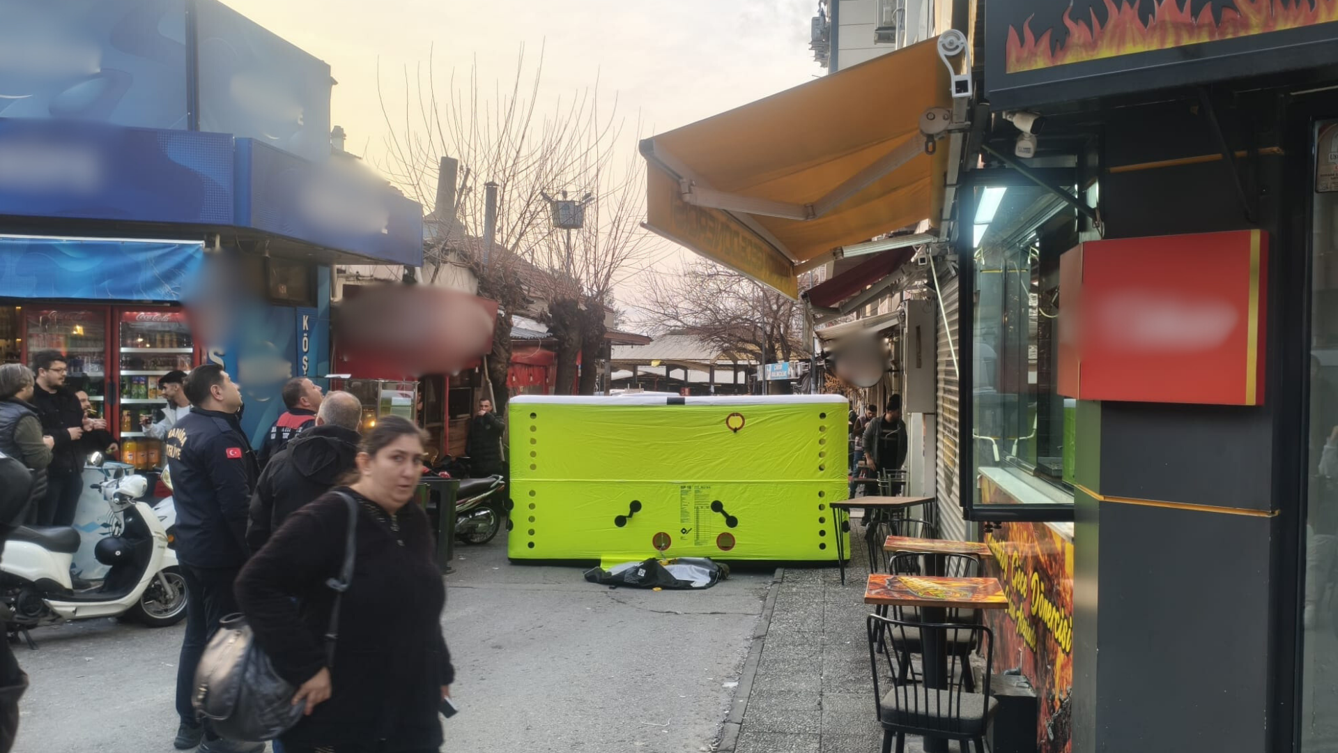 Manisa'da Balkondan Atlamak Isteyen Kişiyi Polis Ikna Etti!