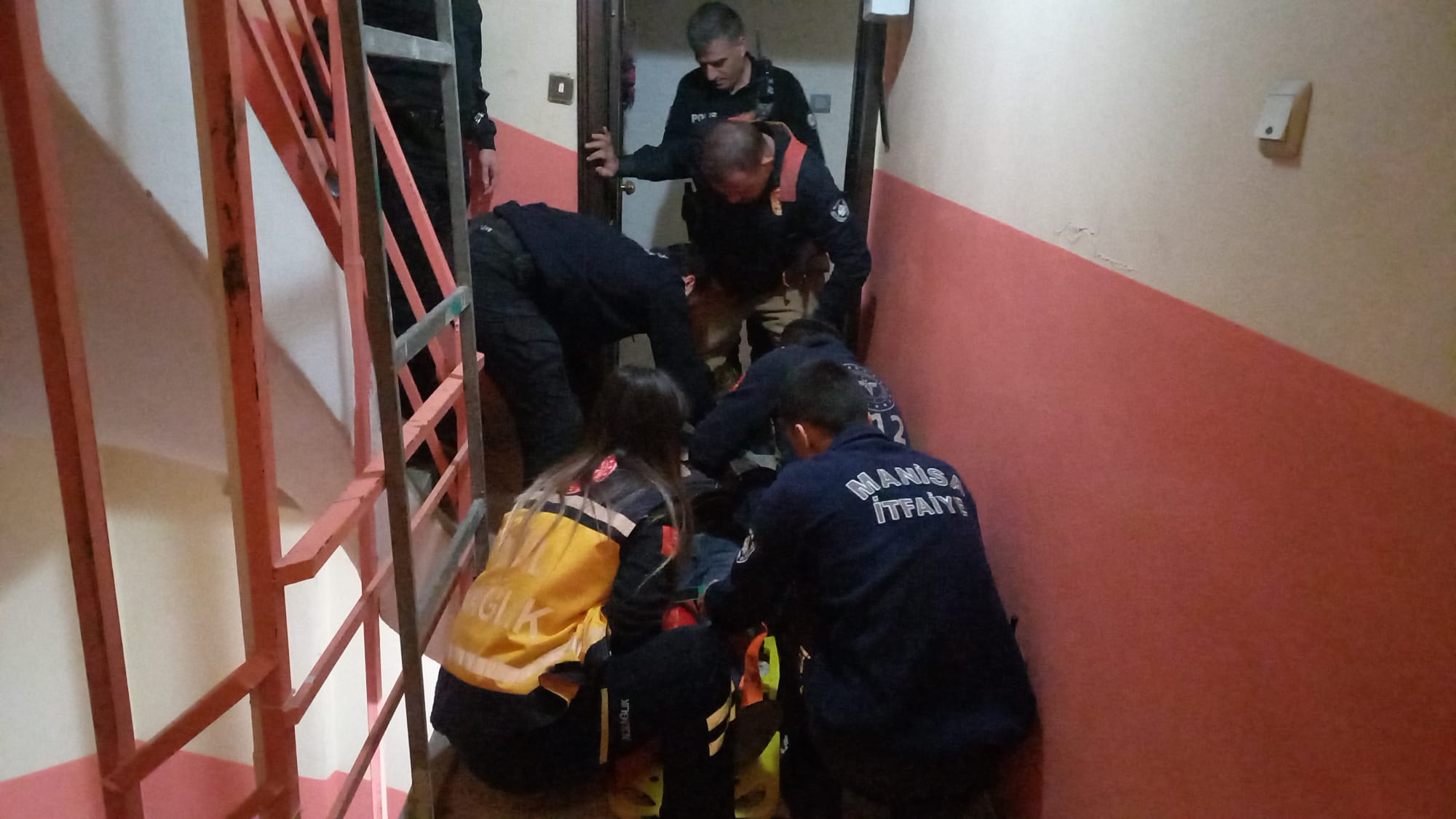 Manisa'da Çatı Ustası Apartman Boşluğuna Düştü (1)