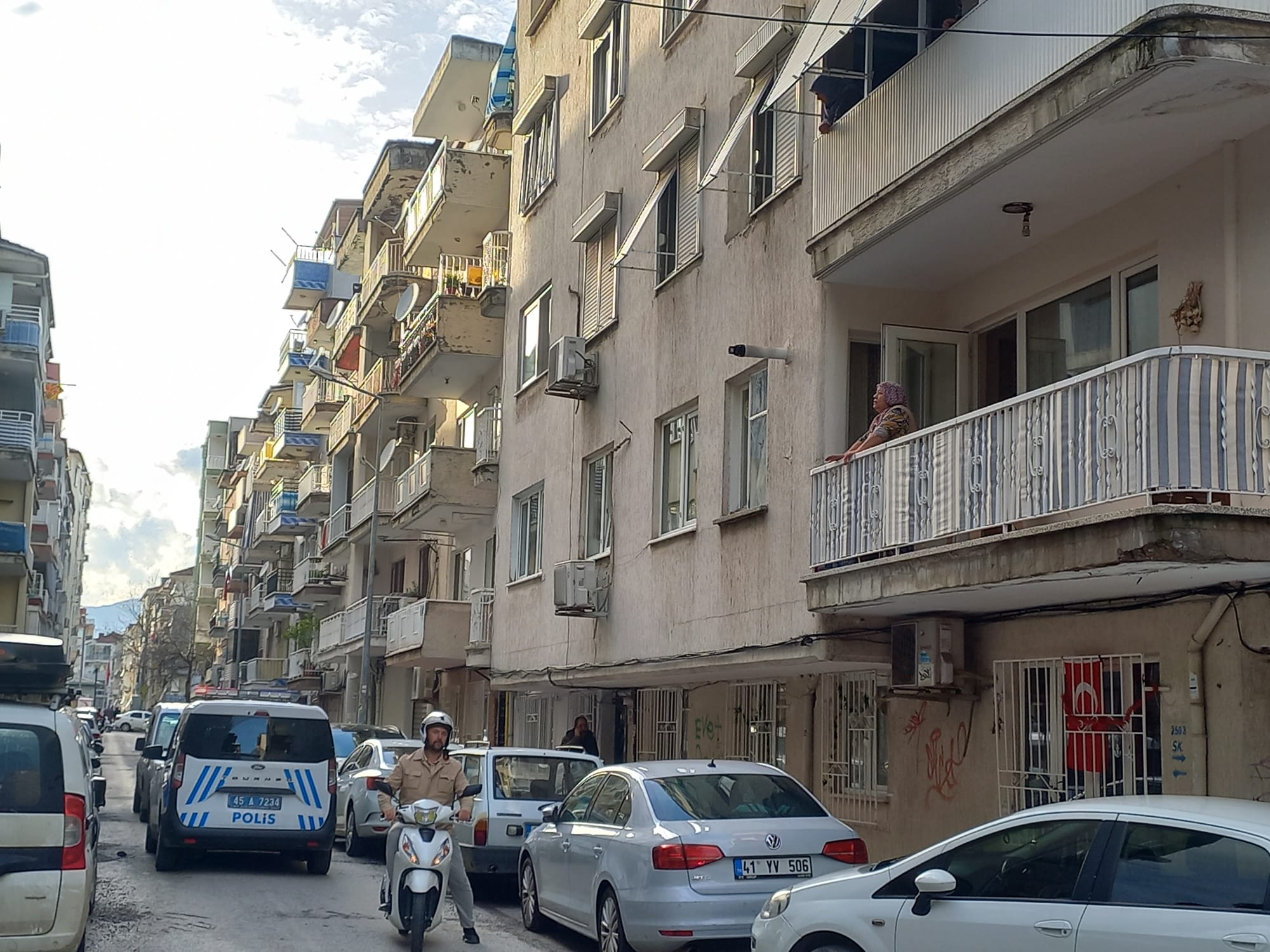 Manisa'da Çatı Ustası Apartman Boşluğuna Düştü (2)