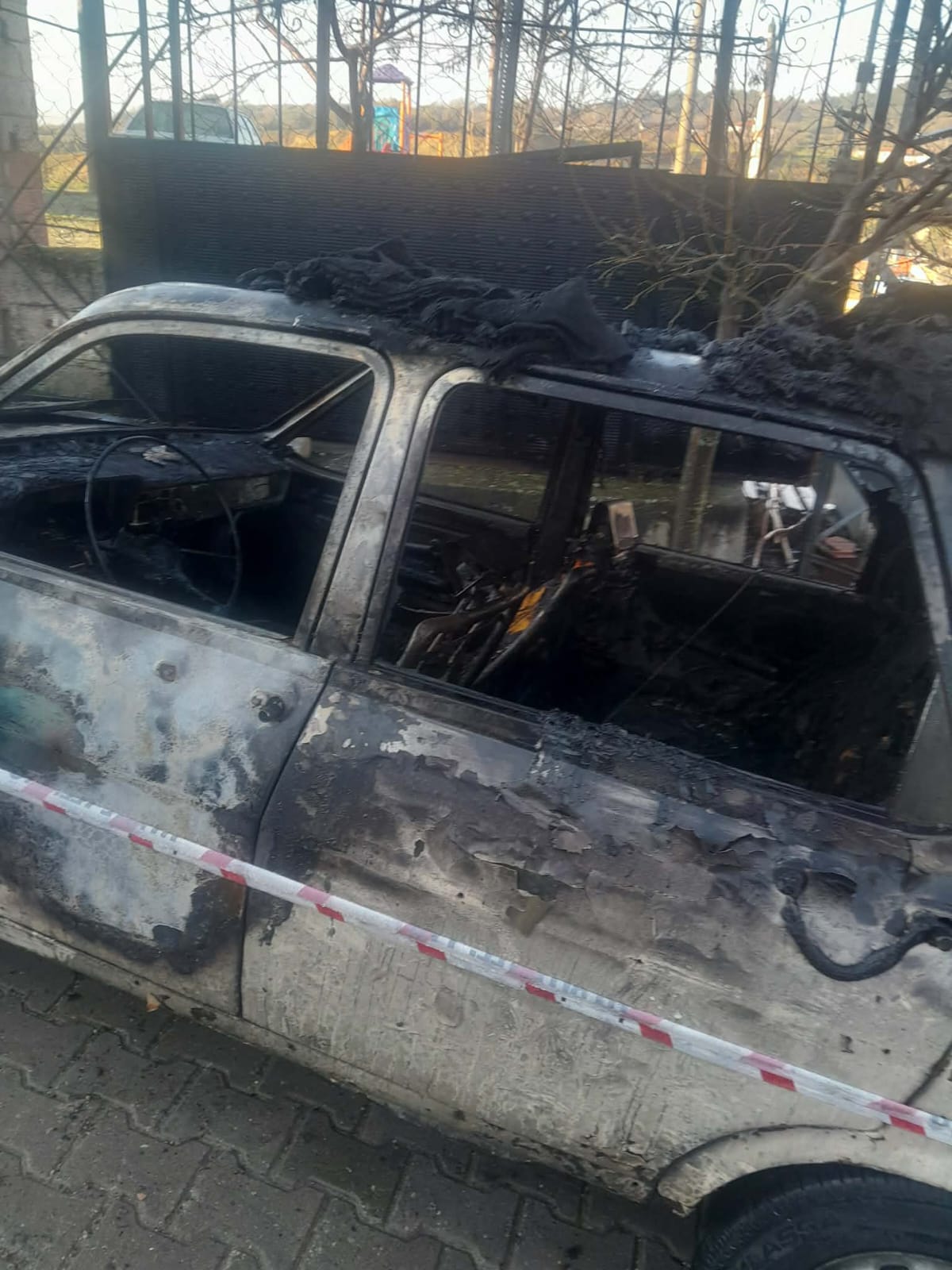 ​Manisa'da Iki Katlı Ev Ve Otomobil Yangında Küle Döndü (2)