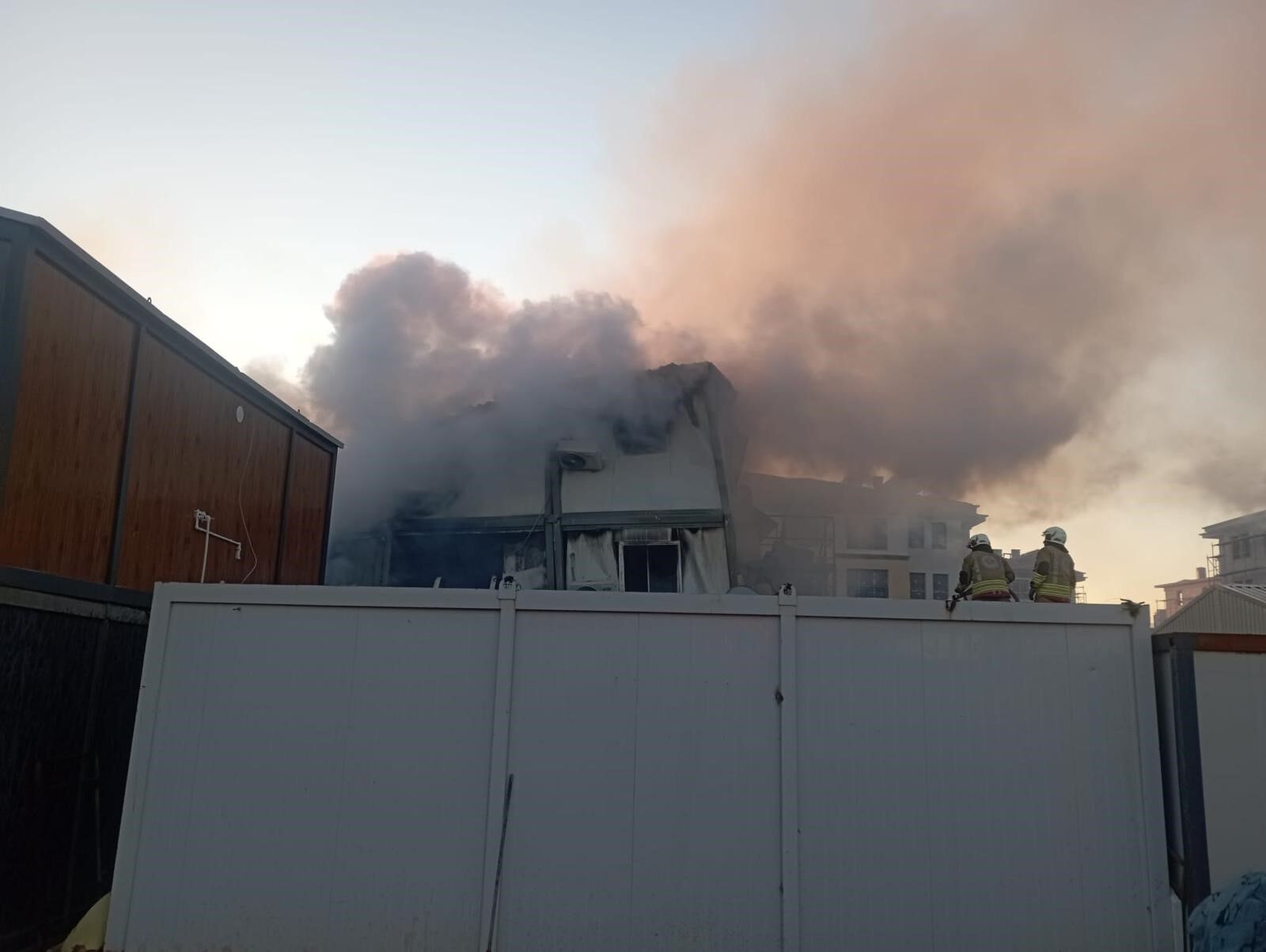 Manisa'da İşçi Konteynerinde Yangın! (1)