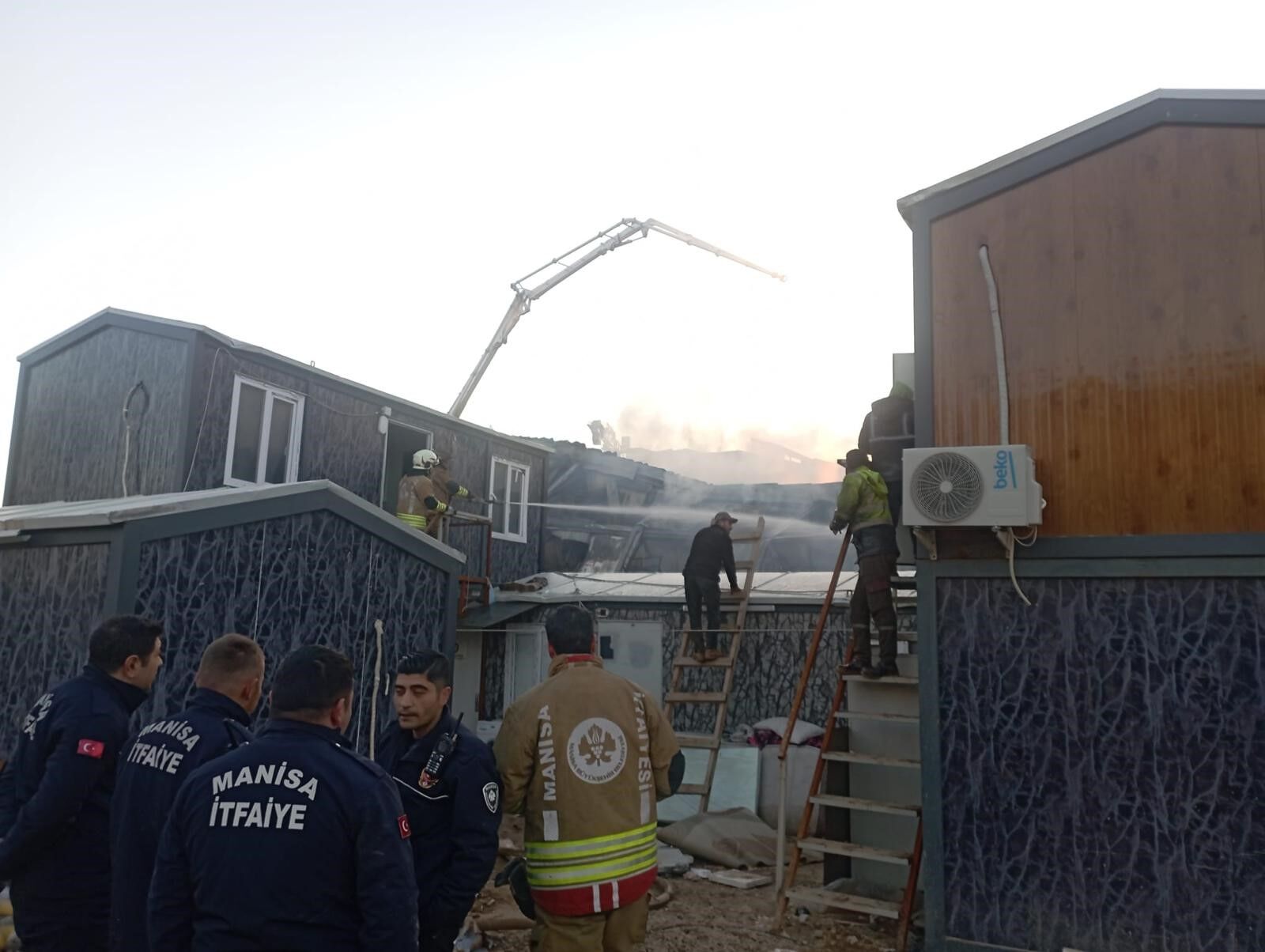 Manisa'da İşçi Konteynerinde Yangın! (2)