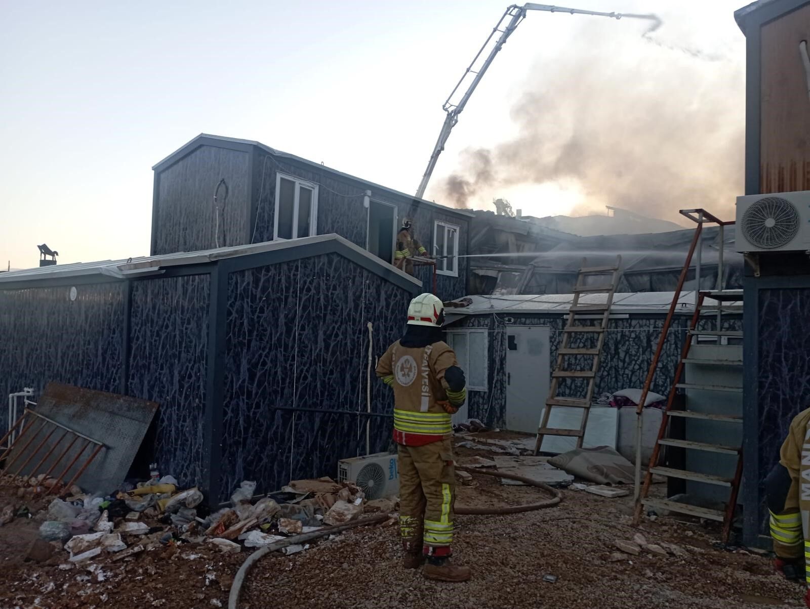 Manisa'da İşçi Konteynerinde Yangın! (5)