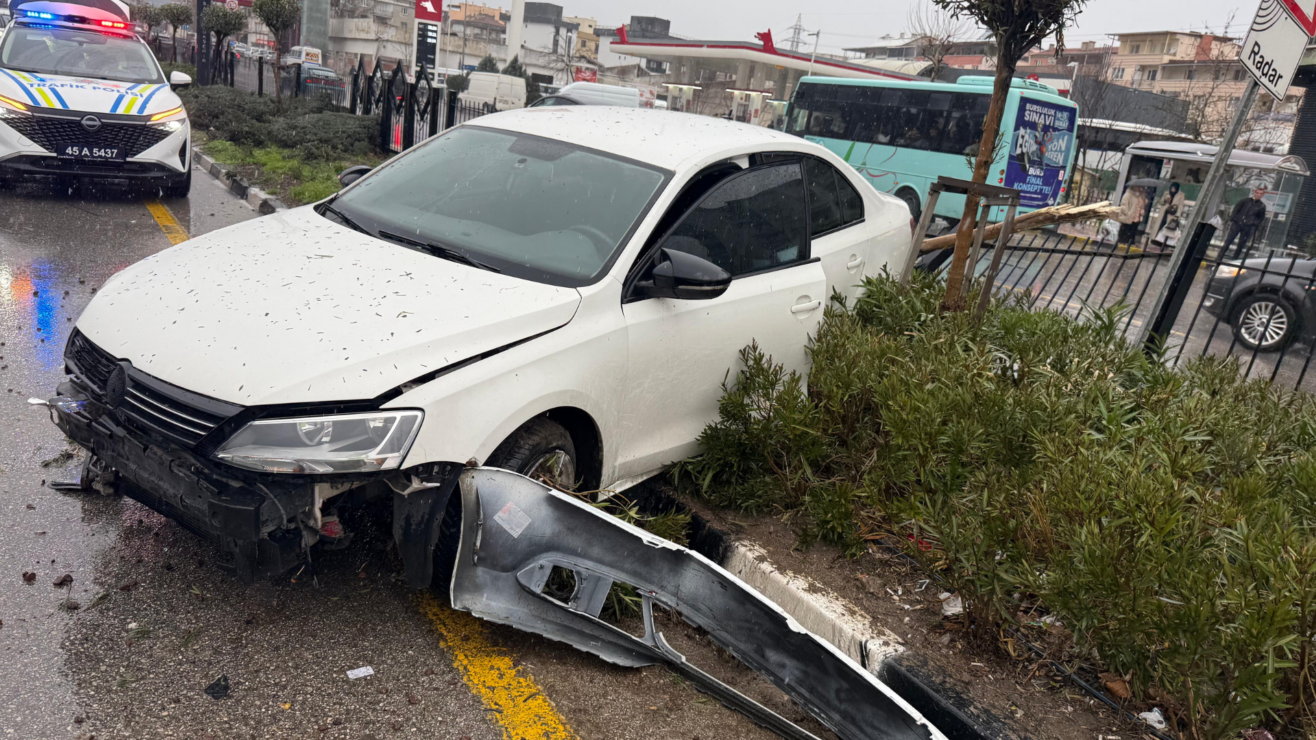 Manisa’da Kontrolden Çıkan Otomobil Bariyerlere Çarptı 1Xxx Yaralı (1)