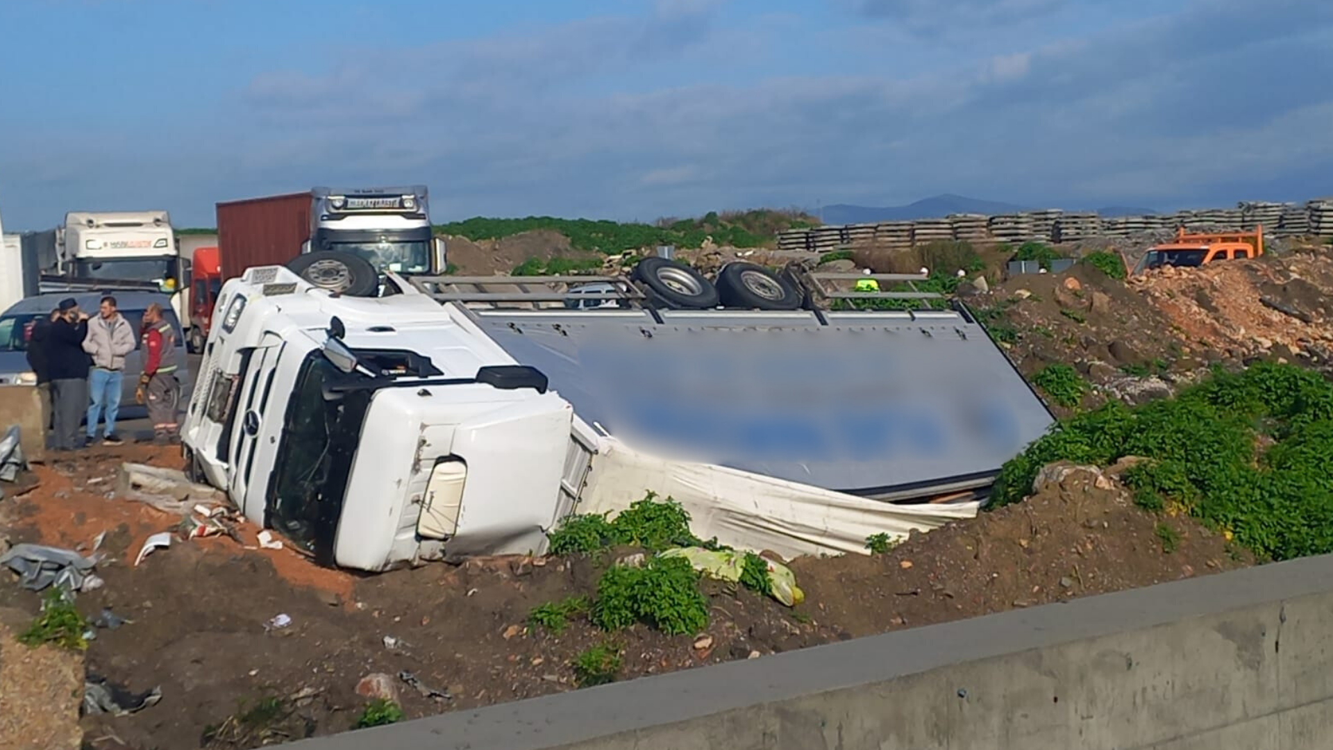 Manisa'da Palet Yüklü Kamyon Devrildi 2 Yaralı (1)