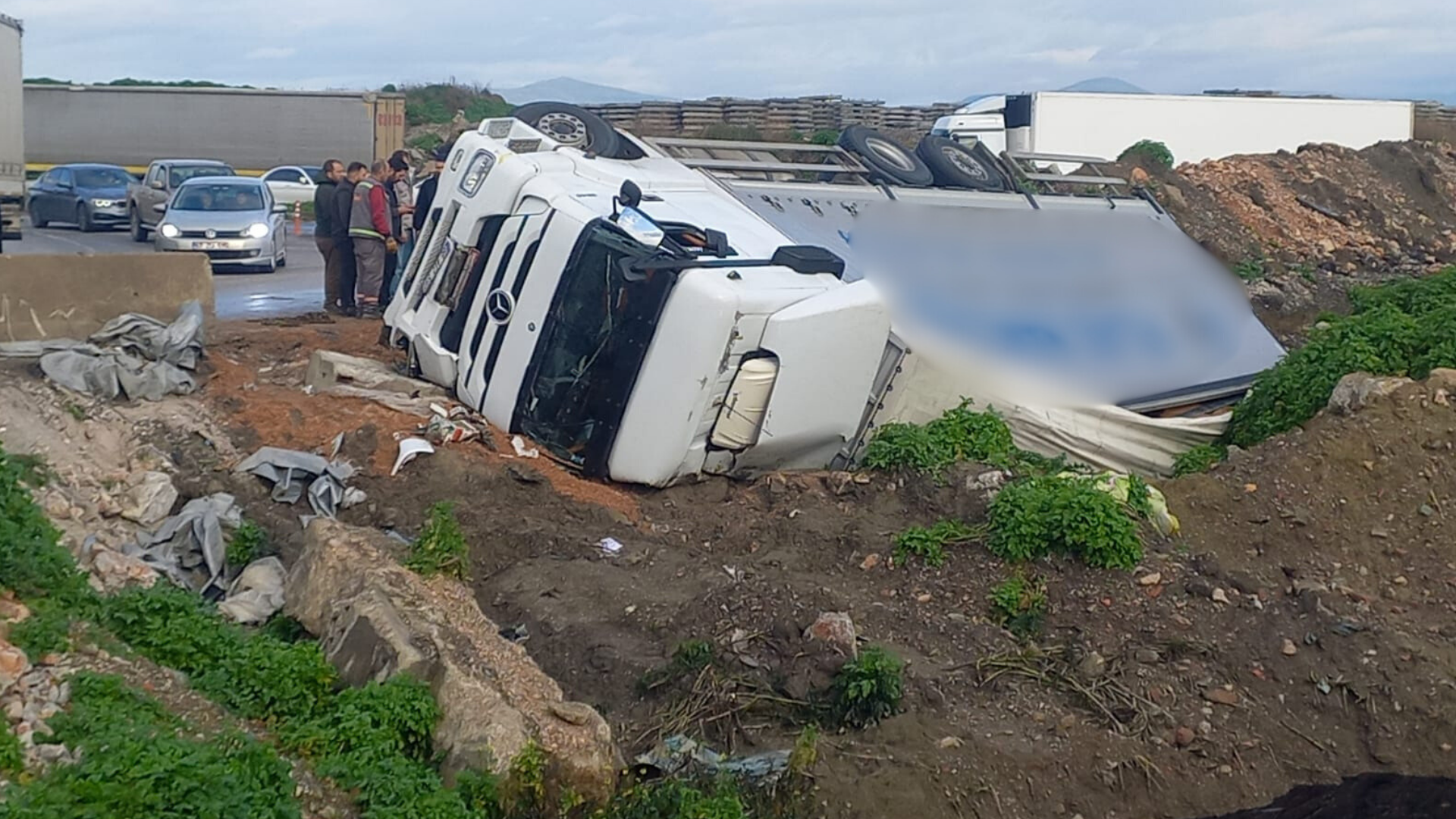 Manisa'da Palet Yüklü Kamyon Devrildi 2 Yaralı