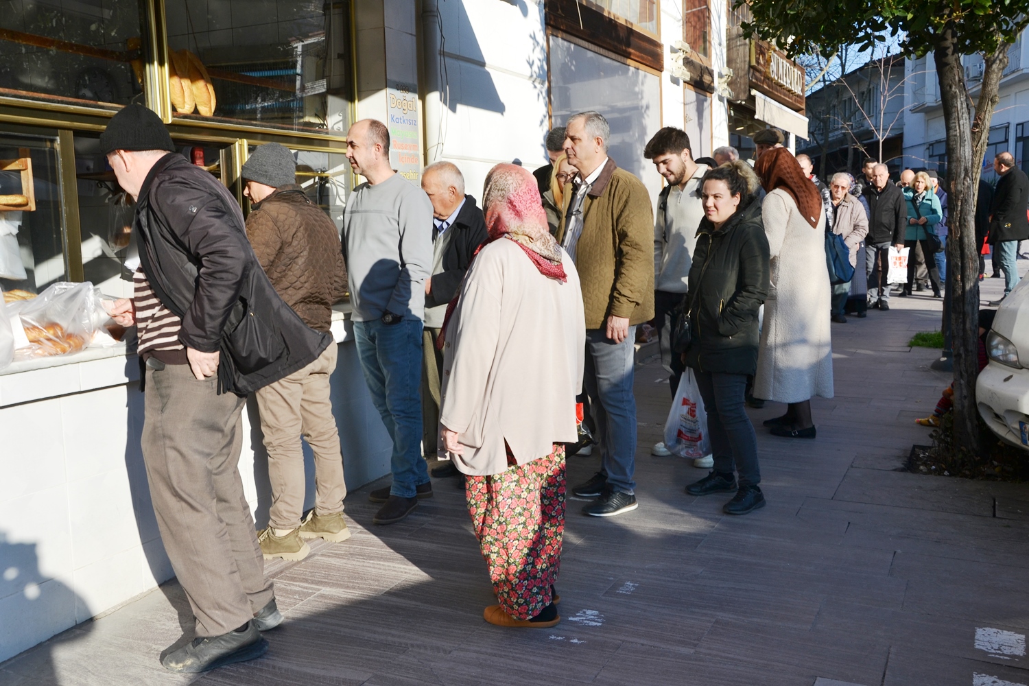 Manisa’da Ramazan Mesaisi Başladı Pide Kuyrukları Uzuyor (4)