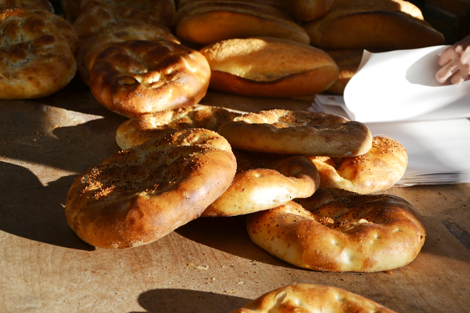 Manisa’da Ramazan Mesaisi Başladı Pide Kuyrukları Uzuyor (6)