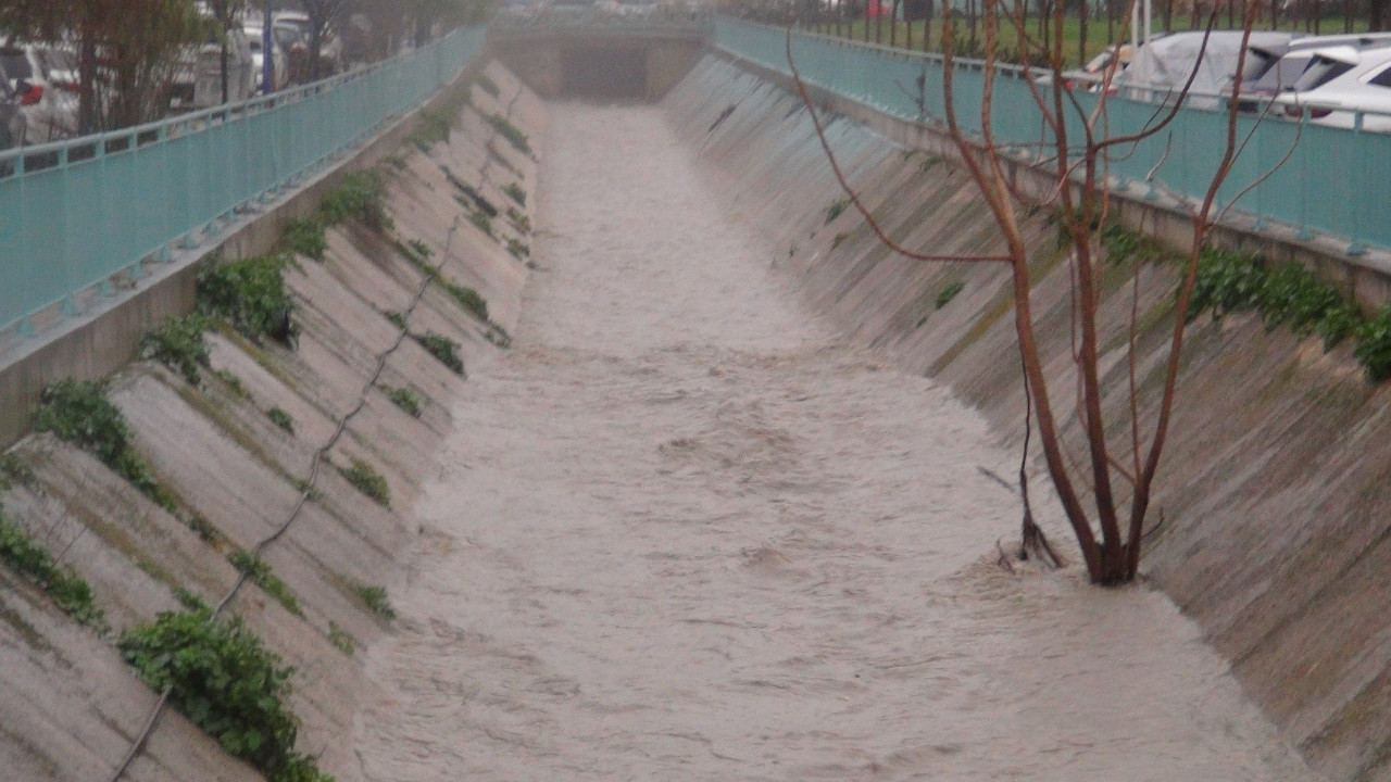 Manisa'da Sağanak Yağış Sokakları Göle Çevirdi .1.