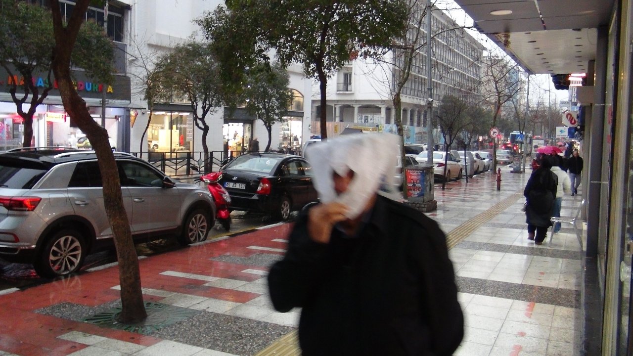 Manisa'da Sağanak Yağış Sokakları Göle Çevirdi .2.