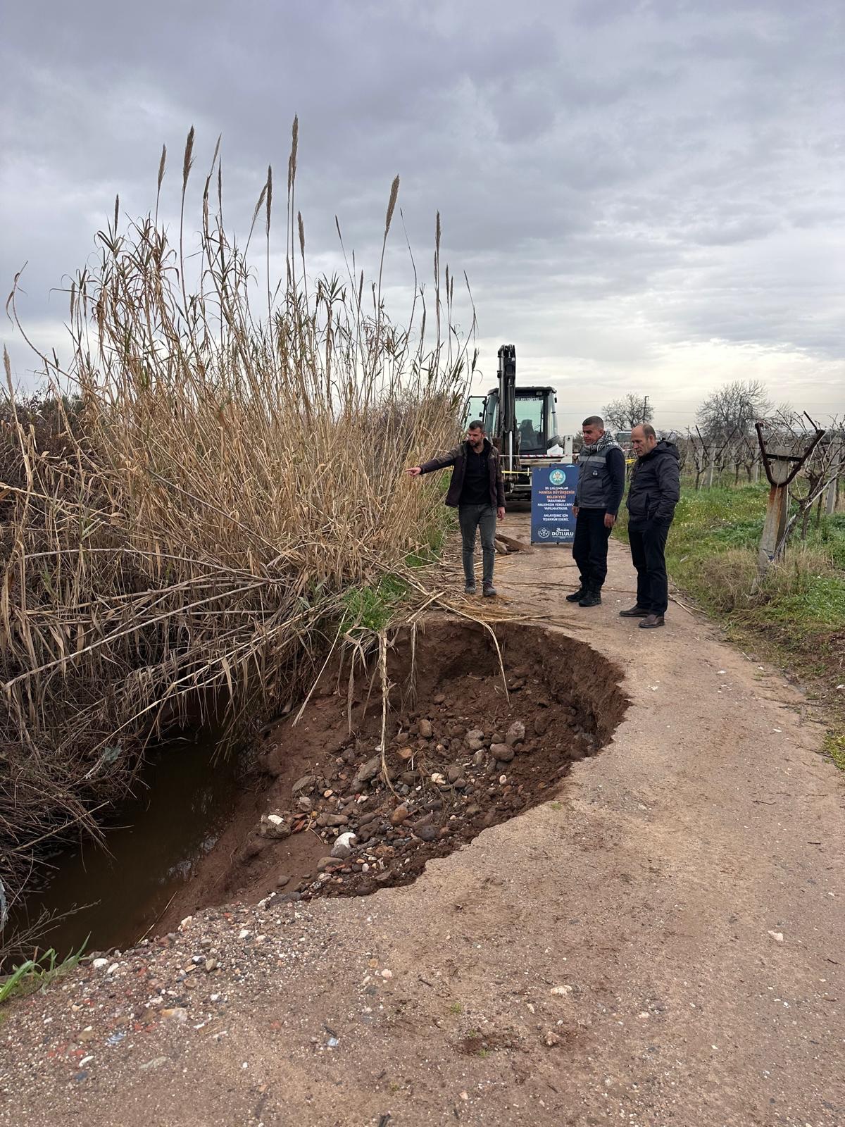 Manisa'nın Ilçesinde Aşırı Yağışlar Sonrası Yol Çöktü! (1)-1