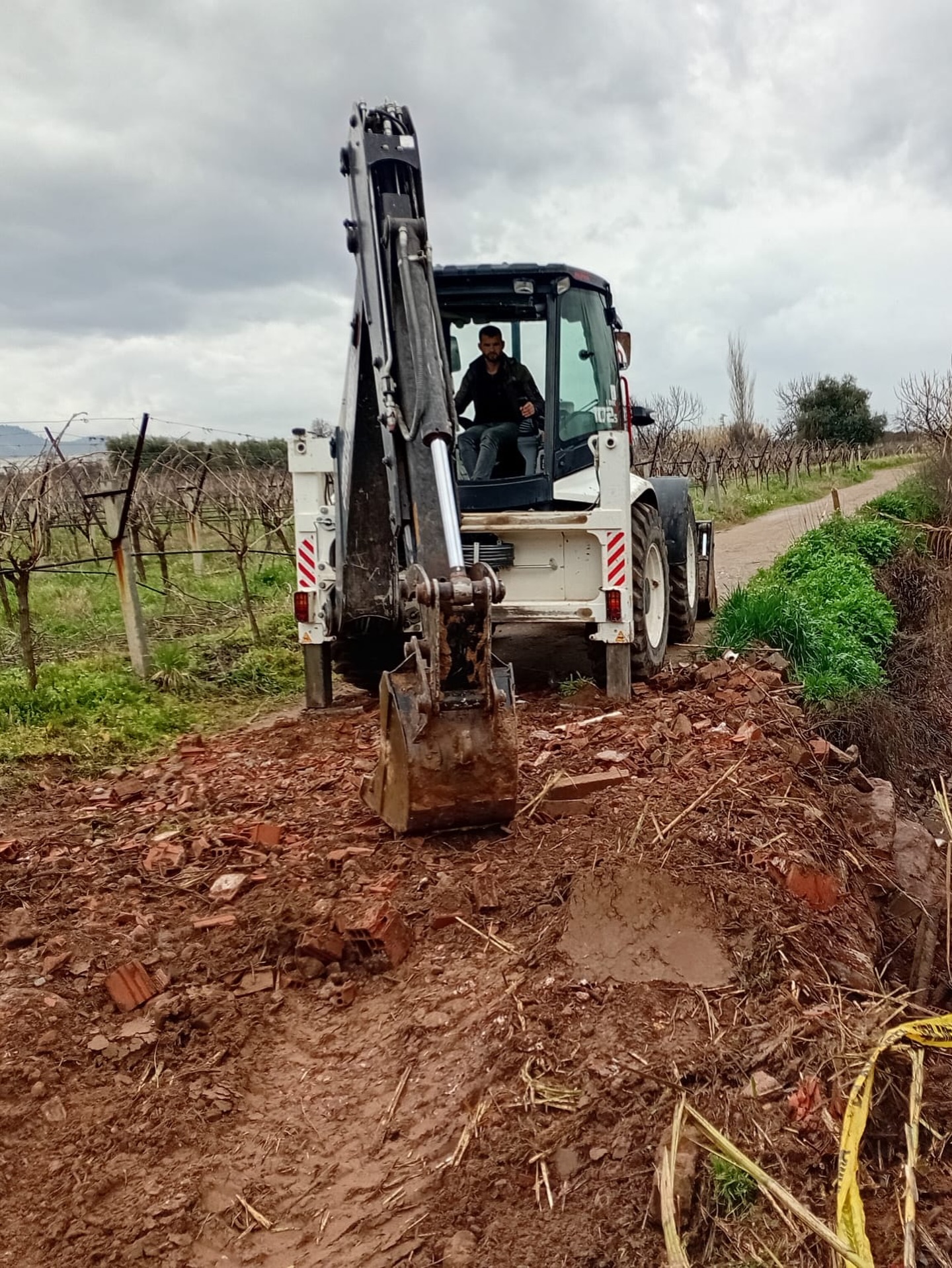 Manisa'nın Ilçesinde Aşırı Yağışlar Sonrası Yol Çöktü! (2)