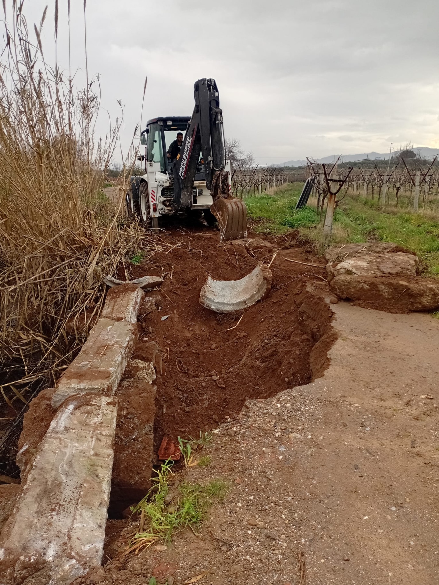 Manisa'nın Ilçesinde Aşırı Yağışlar Sonrası Yol Çöktü! (3)