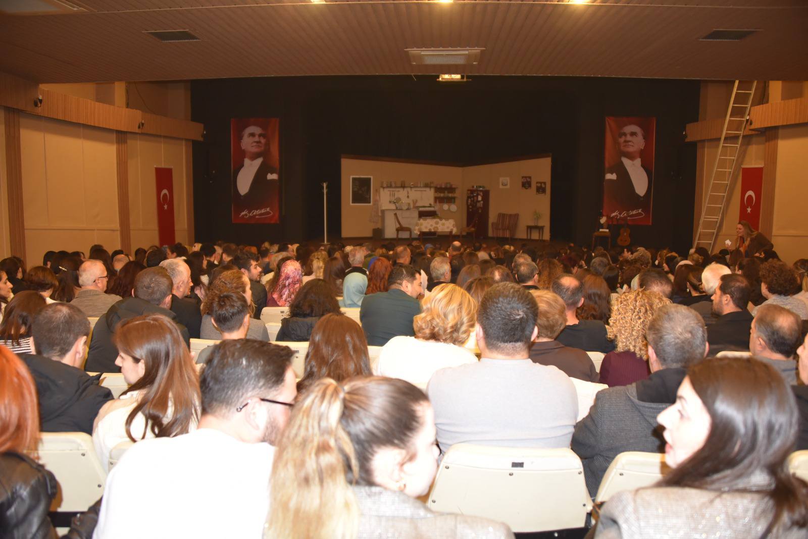 Sali̇hli̇'de Ti̇yatro Şöleni̇ (2)