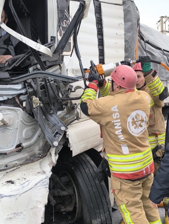 Manisa'da kamyon ile otomobil çarpıştı: 1 yaralı