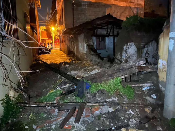 Turgutlu’da metruk bina yağışa dayanamadı-.11.