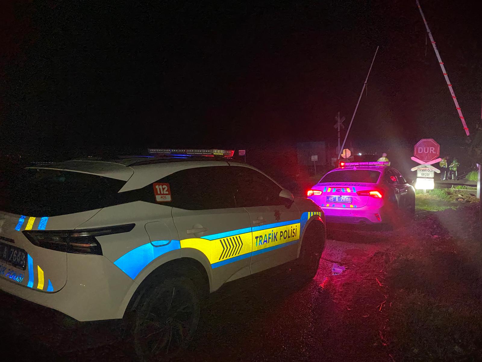 Manisa'da korkutan kaza: Otomobil tarlaya devrildi!