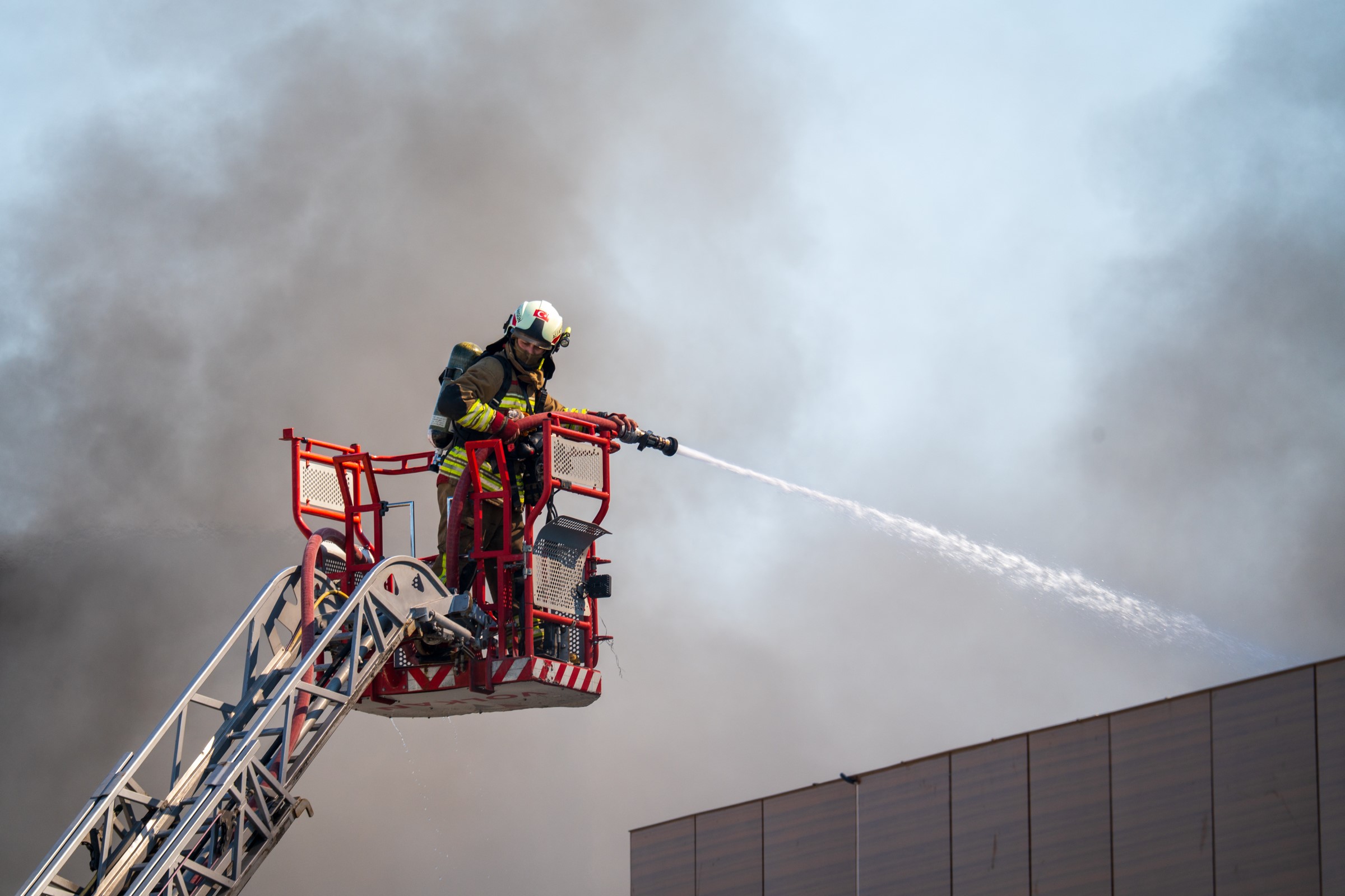 Yangın, Akhisar Organize Sanayi Bölgesi'ndeki Cosby Şekerleme Fabrikası'nda Henüz Belirlenemeyen Nedenle Çıktı. Kısa Sürede Büyüyen Alevler Fabrikanın Çatı Bölümünü Sardı. (1)