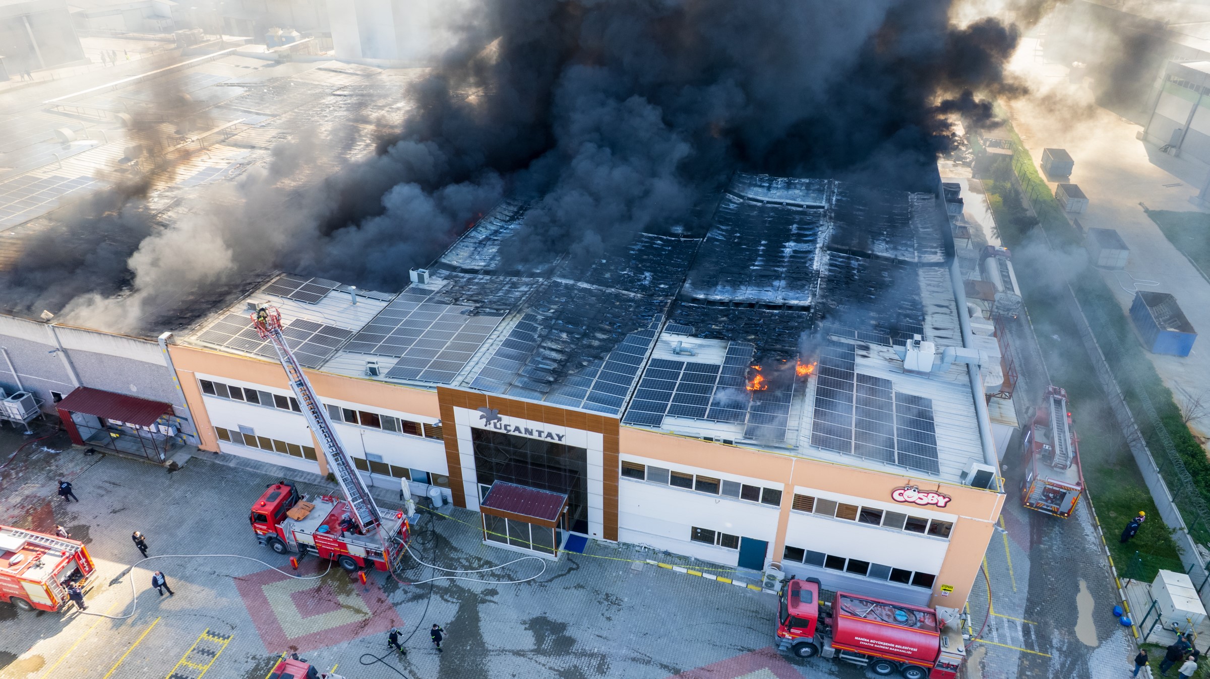 Yangın, Akhisar Organize Sanayi Bölgesi'ndeki Cosby Şekerleme Fabrikası'nda Henüz Belirlenemeyen Nedenle Çıktı. Kısa Sürede Büyüyen Alevler Fabrikanın Çatı Bölümünü Sardı. (3)